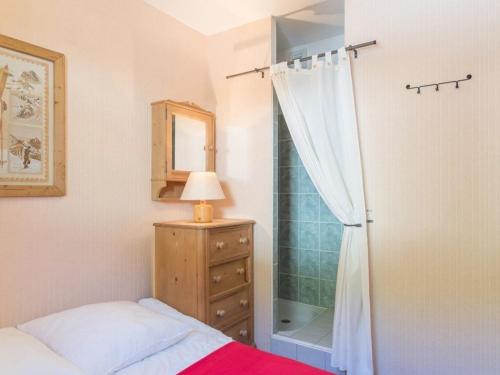 - une chambre avec une douche, un lit et une commode dans l'établissement Appartement 3 pièces avec jardin et garage, 6 couchages, Le Monêtier-les-Bains - FR-1-330F-149, au Monêtier-les-Bains