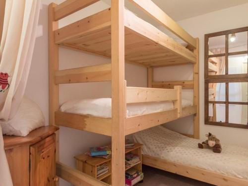 - une chambre avec 2 lits superposés et une fenêtre dans l'établissement Appartement 3 pièces avec jardin et garage, 6 couchages, Le Monêtier-les-Bains - FR-1-330F-149, au Monêtier-les-Bains