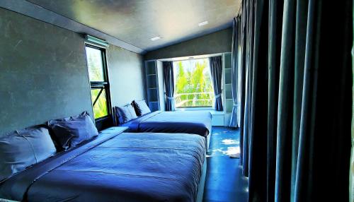 Una cama o camas en una habitación de Kampot Riverfront Boutique