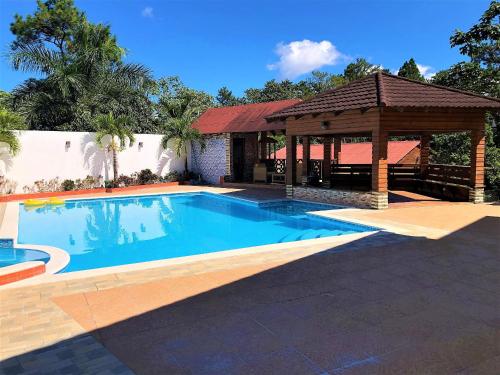 una piscina con gazebo in un cortile di Villa Amila By Hospedify Hermosa Villa para 20 personas y a 4 minutos del Río de Jarabacoa a Jarabacoa