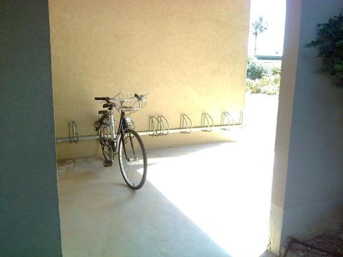 un vélo garé contre un mur dans un couloir dans l'établissement Studio agréable - Le Lavandou - FR-1-308-81, au Lavandou