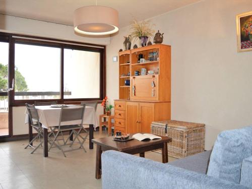 un salon avec une table et une salle à manger dans l'établissement Bel Appt 2P pour 4 à Bormes-les-Mimosas, en face de la plage - FR-1-251-229, à Bormes-les-Mimosas
