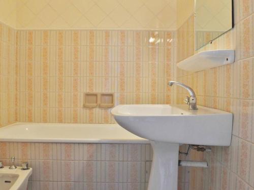 une salle de bain avec un lavabo et une baignoire dans l'établissement Bel Appt 2P pour 4 à Bormes-les-Mimosas, en face de la plage - FR-1-251-229, à Bormes-les-Mimosas