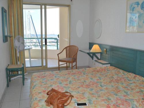 une chambre avec un lit avec un sac à main dessus dans l'établissement Fréjus: Appt 2P, 5 pers, Piscine, Plage à 150m, Parking, Animaux OK - FR-1-226A-357, à Fréjus
