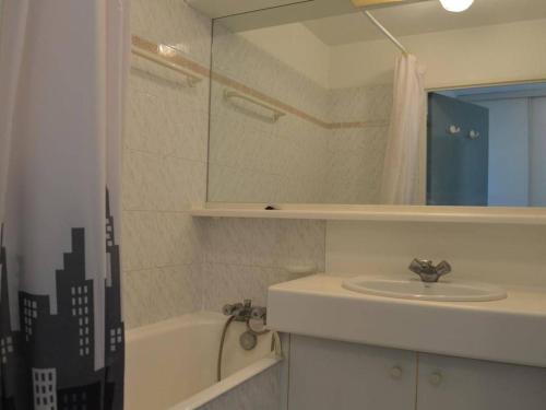 une salle de bain avec un lavabo, un miroir et une baignoire dans l'établissement Fréjus: Appt 2P, 5 pers, Piscine, Plage à 150m, Parking, Animaux OK - FR-1-226A-357, à Fréjus