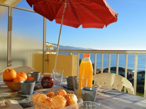 - une table avec des oranges et une bouteille de jus d'orange dans l'établissement Studio pour 4 personnes avec terrasse et plage directe au Lavandou - FR-1-251-251, au Lavandou