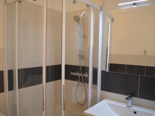 une salle de bain avec une douche avec un lavabo et une douche dans l'établissement Studio pour 4 personnes avec terrasse et plage directe au Lavandou - FR-1-251-251, au Lavandou