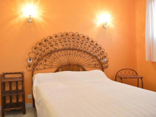 - une chambre avec un lit blanc et deux lumières dans l'établissement App. 2 pièces, climatisé, parking, 200m de la plage - FR-1-225C-549, à Banyuls-sur-Mer