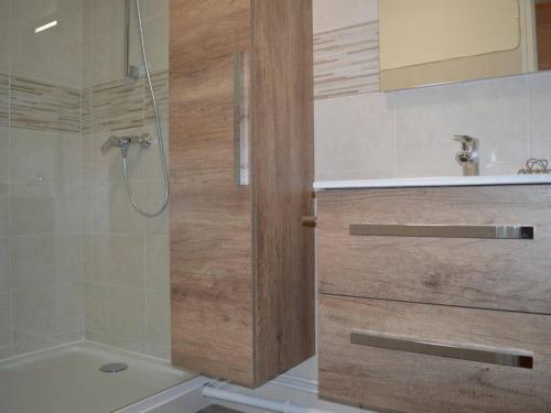 La salle de bains est pourvue d'une douche et d'une porte en bois. dans l'établissement App. 2 pièces, climatisé, parking, 200m de la plage - FR-1-225C-549, à Banyuls-sur-Mer