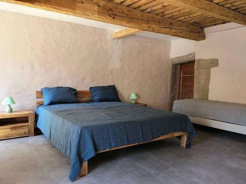 1 dormitorio con 1 cama con edredón azul en Maison Villard-de-Lans, 5 pièces, 8 personnes - FR-1-548-26, en Villard-de-Lans