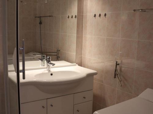 une salle de bain avec un lavabo blanc et une douche dans l'établissement Studio-cabine lumineux avec terrasse, parking, proche plage - FR-1-100-119, à Cavalaire-sur-Mer