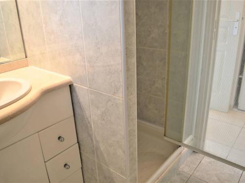 une salle de bain avec douche et lavabo dans l'établissement Appartement Moderne 2P, Jardin, Terrasse, Proche Plage et Commerces - Cavalaire - FR-1-226B-338, à Cavalaire-sur-Mer