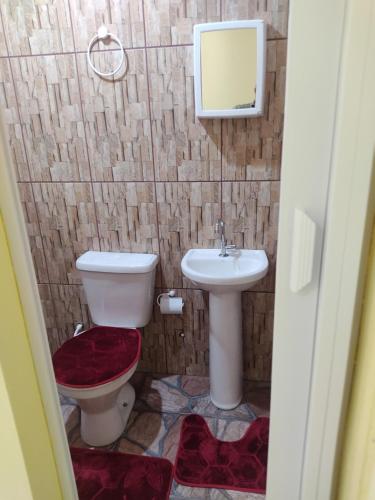 uma casa de banho com um WC e um lavatório em Paraty casa suite em Paraty