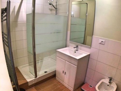 a bathroom with a shower and a sink and a toilet at Appartement Vars, 2 pièces, 4 personnes - FR-1-330B-63 in Vars