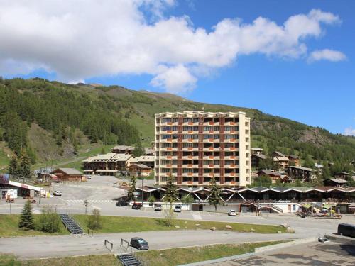 a large apartment building in front of a mountain at Appartement 2 Pièces, Cabine, 40m², 4 Couchages, Proche Pistes et Commerces, Vars Les Claux - FR-1-330B-63 in Vars