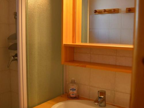 W łazience znajduje się umywalka i lustro. w obiekcie Appartement Le Grand-Bornand, 2 pièces, 6 personnes - FR-1-241-188 w mieście Le Grand-Bornand