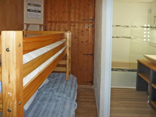 quelques lits superposés dans une chambre dans l'établissement Studio cosy 5 pers, accès direct pistes, balcon sud/ouest - FR-1-322-306, aux Orres