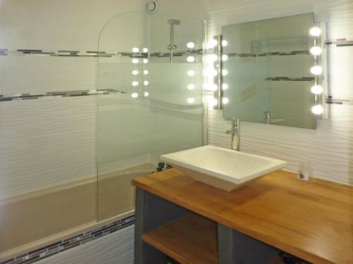 une salle de bain avec un lavabo et une douche dans l'établissement Studio cosy 5 pers, accès direct pistes, balcon sud/ouest - FR-1-322-306, aux Orres