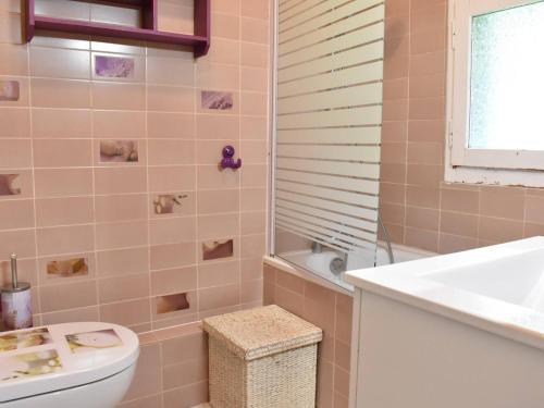 une salle de bains rose avec toilettes et lavabo. dans l'établissement Appartement 3 pièces, 6 pers, proche pistes, parking - FR-1-180-365, à Les Allues