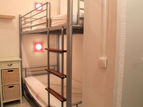 ヴァールにあるAppartement Vars, 1 pièce, 4 personnes - FR-1-330B-65の二段ベッド2組が備わる二段ベッド付きの客室です。