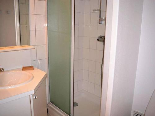 ein Bad mit einer Dusche und einem Waschbecken in der Unterkunft Appartement Le Grand-Bornand, 2 pièces, 4 personnes - FR-1-241-192 in Le Grand-Bornand
