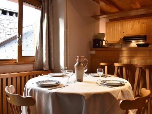une table avec des verres et un vase dessus dans l'établissement Studio mezzanine 5 pers. à Méribel, 100m des pistes, proche commerces - Balcon, parking, casier à skis - FR-1-180-366, à Les Allues