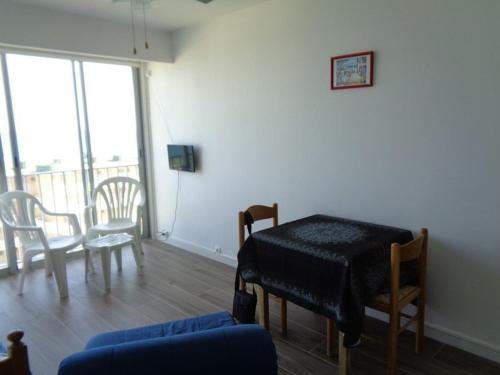 un salon avec un canapé, une table et des chaises dans l'établissement Appartement en bord de mer avec ascenseur - Le Lavandou - FR-1-308-77, au Lavandou