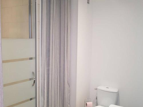 ル・ラヴァンドゥーにあるStudio Le Lavandou, 1 pièce, 3 personnes - FR-1-308-77の白いバスルーム(トイレ、シャワー付)