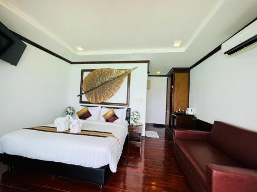 リペ島にあるカバナ リペ ビーチ リゾートのベッドとソファ付きのホテルルーム