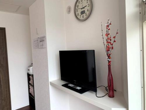 小樽市にあるZenibako House 2fの棚上のテレビ(花瓶、時計付)