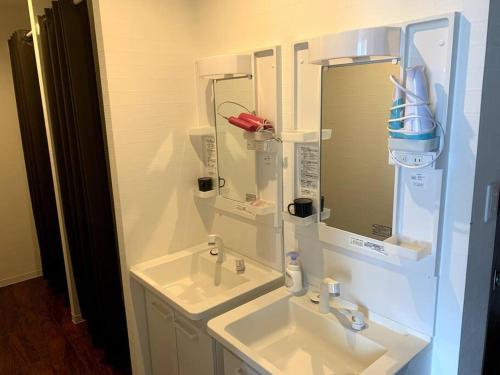 Bilik mandi di Zenibako House 2f