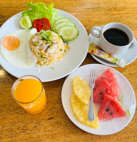 un tavolo con due piatti di cibo e una tazza di caffè di Cabana Lipe Beach Resort a Koh Lipe