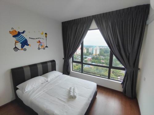- une chambre avec un lit et une grande fenêtre dans l'établissement Central Park Homestay, à Johor Bahru
