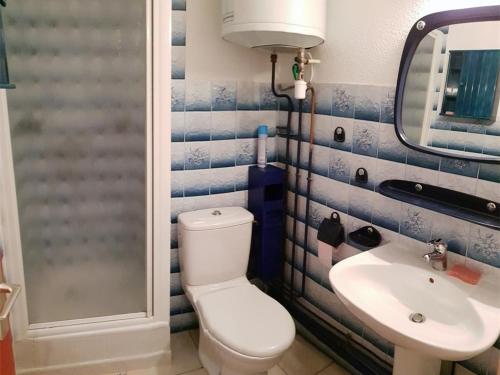 une salle de bain avec toilettes et lavabo dans l'établissement Appartement T2, 4 pers, 300m plage, parking privé, Argelès-sur-Mer - FR-1-388-50, à Argelès-sur-Mer