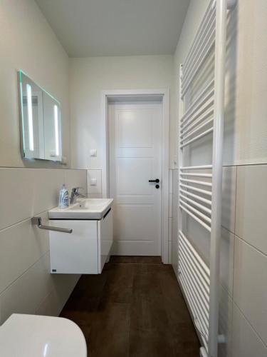 Phòng tắm tại Ferienhaus SAUERLAND am Diemelsee- Heringhausen Sonnenweg 7