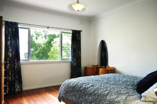 1 dormitorio con cama y ventana en Hoopers Cottage, en Aldgate