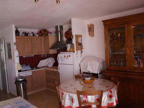 ครัวหรือมุมครัวของ Appartement Saint-Michel-de-Chaillol, 2 pièces, 5 personnes - FR-1-393-78