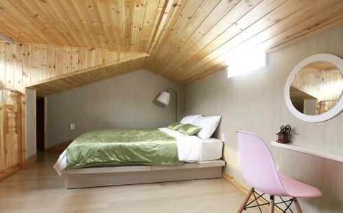 スンチョンにあるPension Hobakの木製の天井のベッドルーム1室(ベッド1台付)