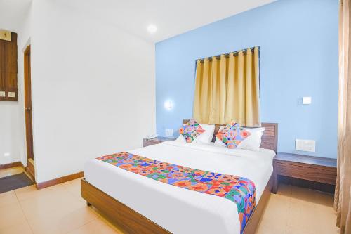 um quarto com 2 camas e uma janela em FabExpress Coco Goa Resort With Pool, Arpora em Saligao