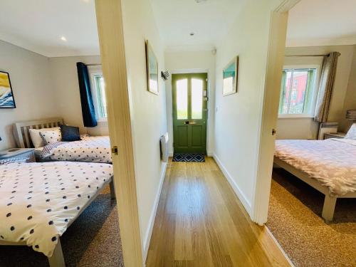 Un pat sau paturi într-o cameră la Cornstore Cottage