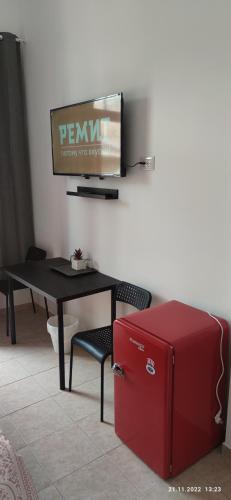 GuestHouse COMFY - separate rooms in the apartment for a relaxing holidayにあるテレビまたはエンターテインメントセンター