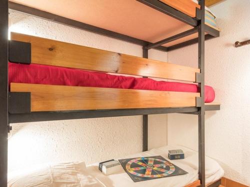 Двухъярусная кровать или двухъярусные кровати в номере Appartement Saint-Chaffrey , 1 pièce, 4 personnes - FR-1-330E-70