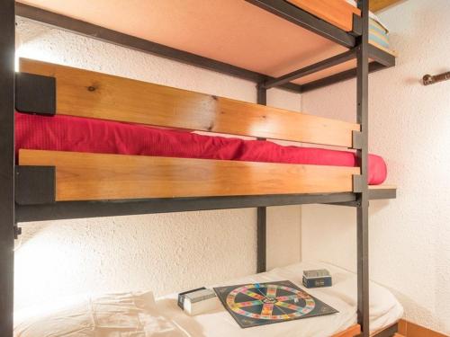 - une chambre avec des lits superposés et des draps rouges dans l'établissement Studio pour 4 pers à Chantemerle, Serre-Chevalier avec balcon, parking et équipements complets - FR-1-330E-70, à Saint-Chaffrey