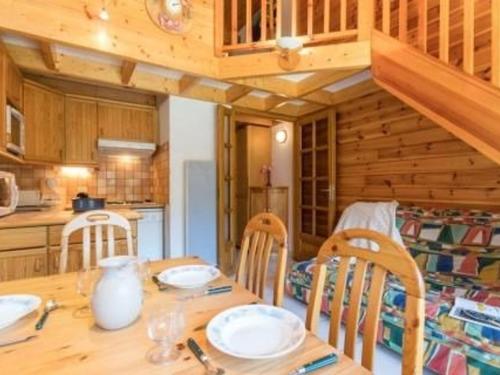 - une table et des chaises en bois dans la cuisine dans l'établissement Duplex 3 pièces avec balcon, garage et 6 couchages à La Salle-les-Alpes, proche commerces et pistes - FR-1-330F-83, à Serre Chevalier
