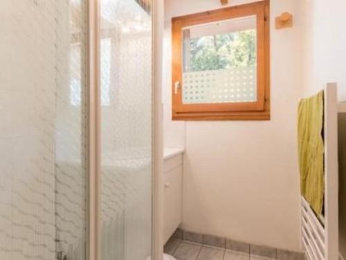 Ένα μπάνιο στο Duplex 3 pièces avec balcon, garage et 6 couchages à La Salle-les-Alpes, proche commerces et pistes - FR-1-330F-83
