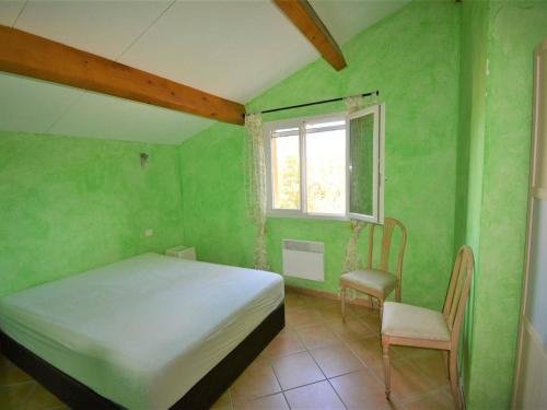 サラヴァにあるMaison Salavas, 4 pièces, 6 personnes - FR-1-382-38の緑の壁のベッドルーム1室(ベッド1台、窓付)