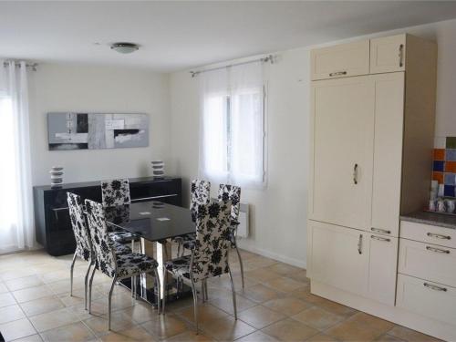 - une cuisine avec une table à manger et des chaises dans l'établissement Villa 3 Chambres avec Piscine Privée, Clim, et Grand Terrain à Vallon-Pont-d'Arc - FR-1-382-52, à Vallon-Pont-dʼArc