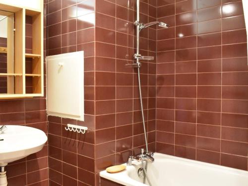 een badkamer met een douche, een bad en een wastafel bij Appartement Méribel, 2 pièces, 5 personnes - FR-1-180-358 in Méribel