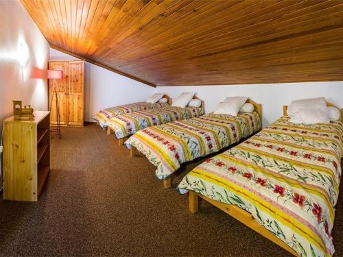 Кровать или кровати в номере Appartement Saint-Michel-de-Chaillol, 5 pièces, 12 personnes - FR-1-393-11
