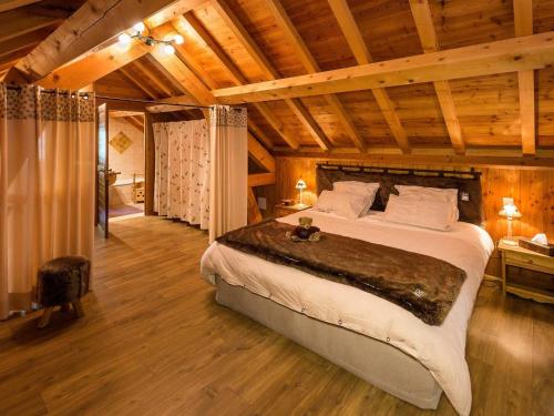 Saint-Michel-de-ChaillolにあるChalet Saint-Michel-de-Chaillol, 3 pièces, 6 personnes - FR-1-393-22の木製の天井の客室で、ベッドルーム1室(大型ベッド1台付)